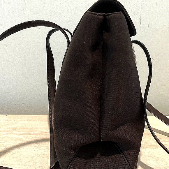 Luxurious Salvatore Ferragamo Vara Shoulder Bag in Dk Brown Nylon & Leat… - Picture 12 of 15